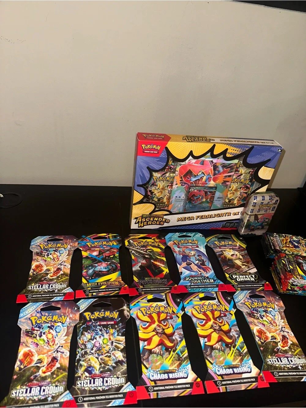 Pokémon TCG Lot 33 booster packs+1 mini tin + 1 box